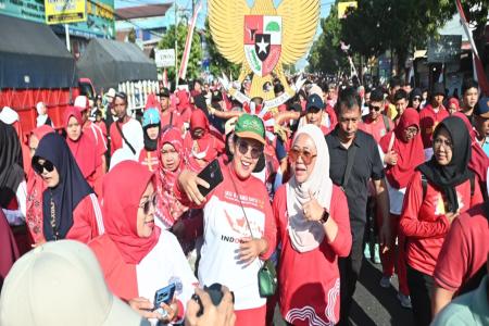 Bupati Tiwi Membaur dengan Puluhan Rib