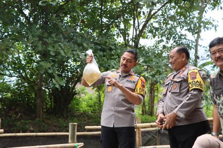 KAPOLRES DEMAK TEBAR BENIH IKAN DU