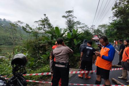 BAHU JALAN DI DUSUN PETIR LONGSOR 