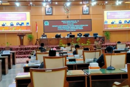 KETUA DPRD DEMAK ZAYINUL FATA SE P