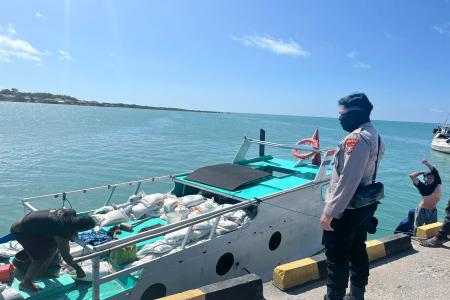 KAPAL PENGANGKUT BERAS BULOG KANDA