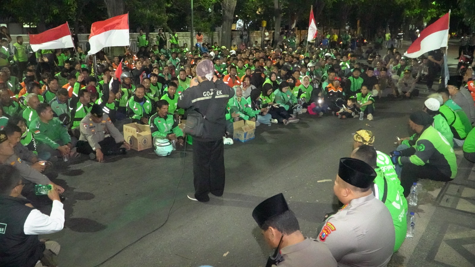 Driver Ojol Gelar Aksi Damai dan Shalat Gaib di Depan Mapolres Pasuruan