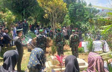 Pemakaman Militer Serda Rahman Setiawan, Prajurit TNI yang Gugur Dibacok di Wonosobo, Penuh Isak Tangis dan Keharuan