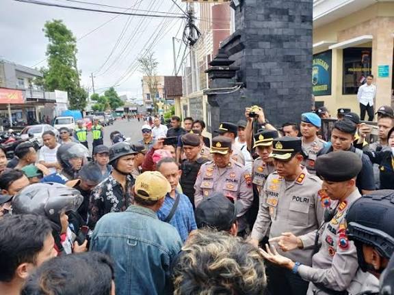 Warga Geruduk Mapolres Wonosobo, Tuntut Pelaku Pembacokan Serda Rahman Dihukum Mati