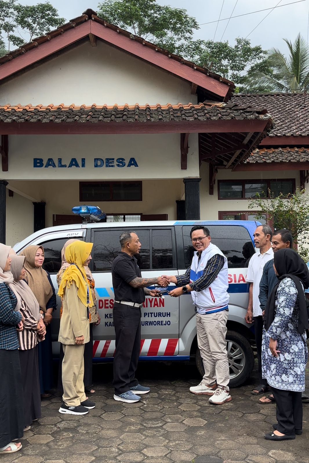 Dr. (c) H. Kholik Idris Serahkan Bantuan Mobil Siaga untuk Masyarakat Desa Pamriyan, Pituruh — Solusi Transportasi Kesehatan Siap 24 Jam