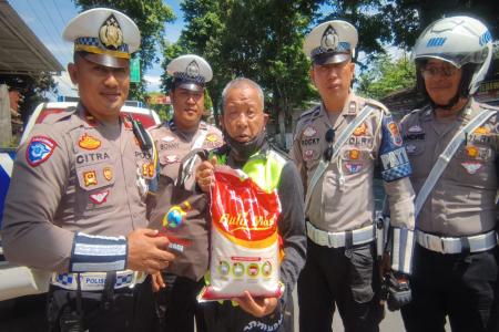 Satlantas Polres Bondowoso gelar bakti sosial untuk ojol tukang becak 