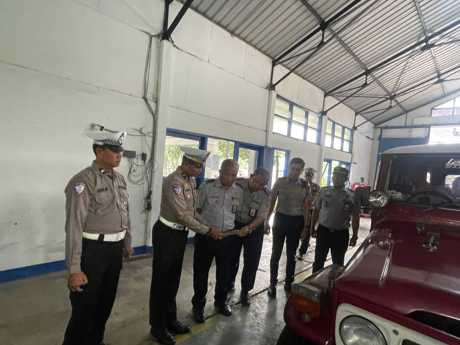 Cegah Kecelakaan, Satlantas Polres Malang Gelar Ramp Check Jeep Wisata Bromo