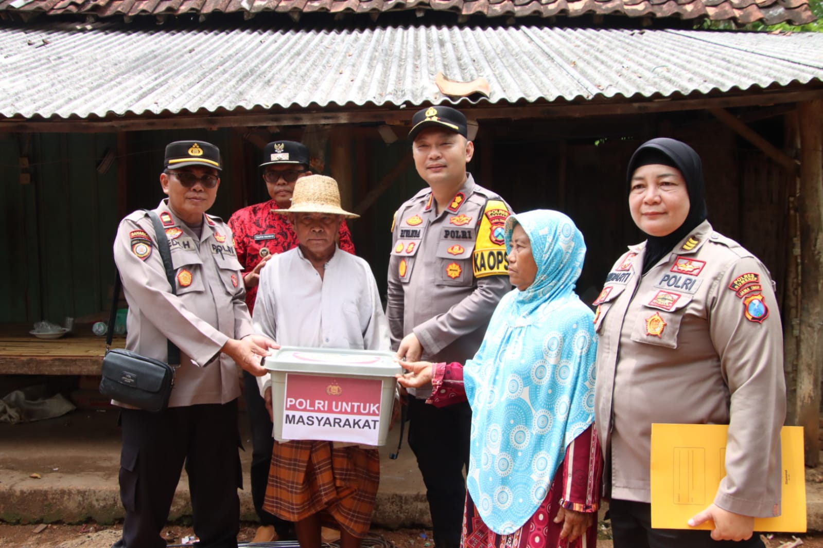 Kapolres Sumenep Letakkan Batu Pertama Bedah Rumah, Wujud Kepedulian Polri untuk Warga Kurang Mampu