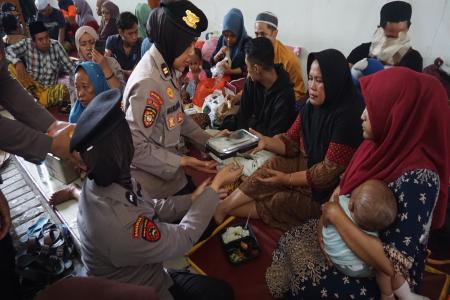 Polwan Polresta Sidoarjo Beri 