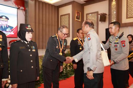 KAPOLDA JATIM PIMPIN PURNABAKTI, 1