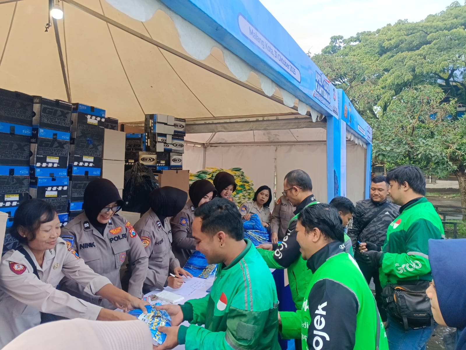 Ribuan Driver Ojol Deklarasi Kamtibmas “Jogo Jatim” di Stadion Gajayana Polresta Malang Kota Berbagi