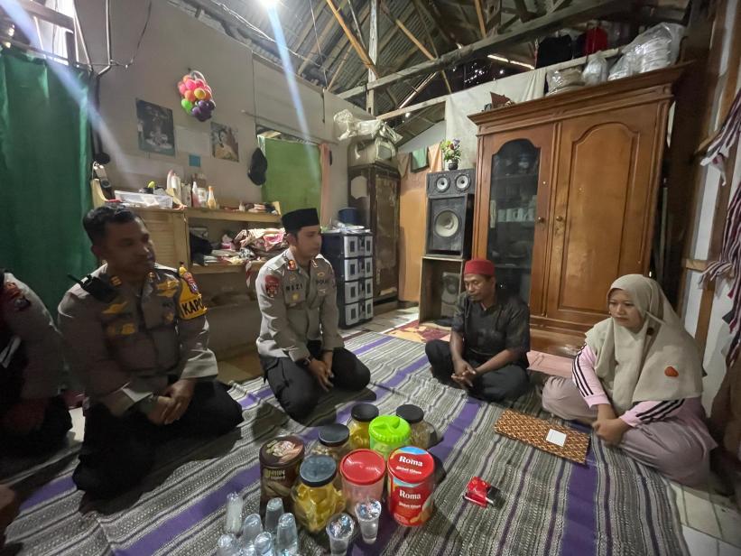 Kapolres Situbondo Beri Santunan untuk Keluarga Korban Ambruknya Atap Asrama Ponpes di Besuki