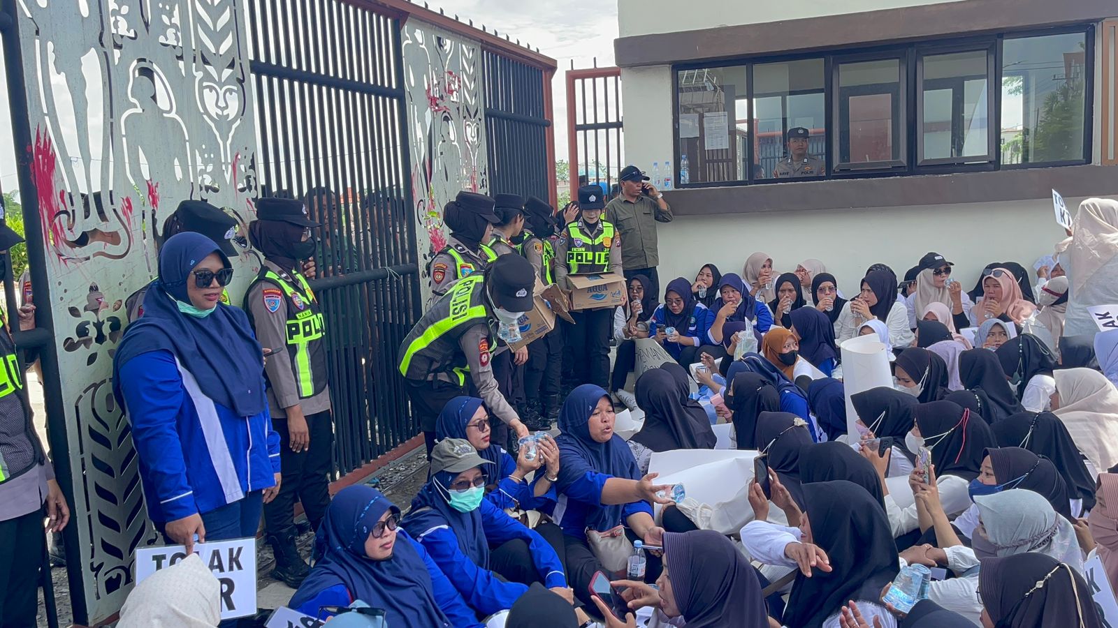 Aksi Humanis: Polwan Bojonegoro Berbagi Air Mineral kepada Massa Unjuk Rasa