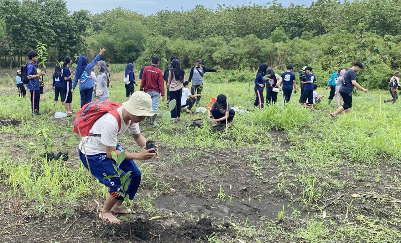 Hijaukan Hutan, Perhutani dan Mahasiswa Geodesi Undip Tanam Bibit Buah dan MPTS