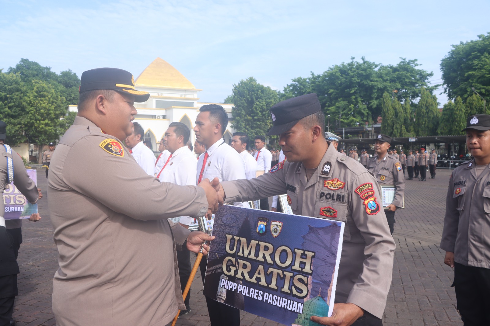 Kapolres Pasuruan Berikan Penghargaan dan Hadiah Umrah kepada Anggota Berprestasi