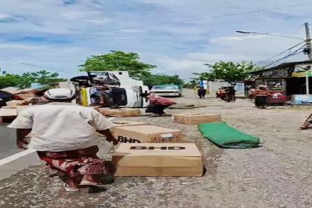 TRUK BERMUATAN KARDUS DAN WADAH AI