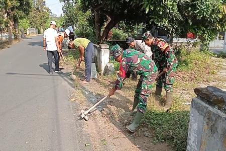 Kerja Bakti Babinsa Tanjungsari dan Wa