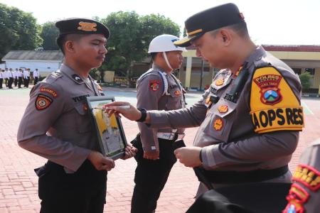 Upacara PTDH di Polres Sumenep