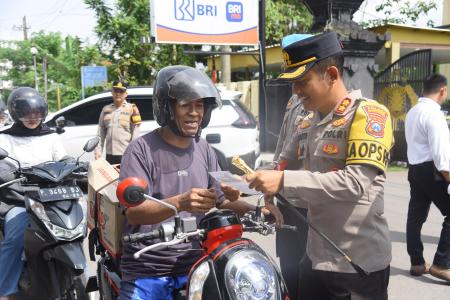 Kapolres Bondowoso membagikan 