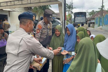 POLISI BERBAGI SNACK DAN SUSU UNTU