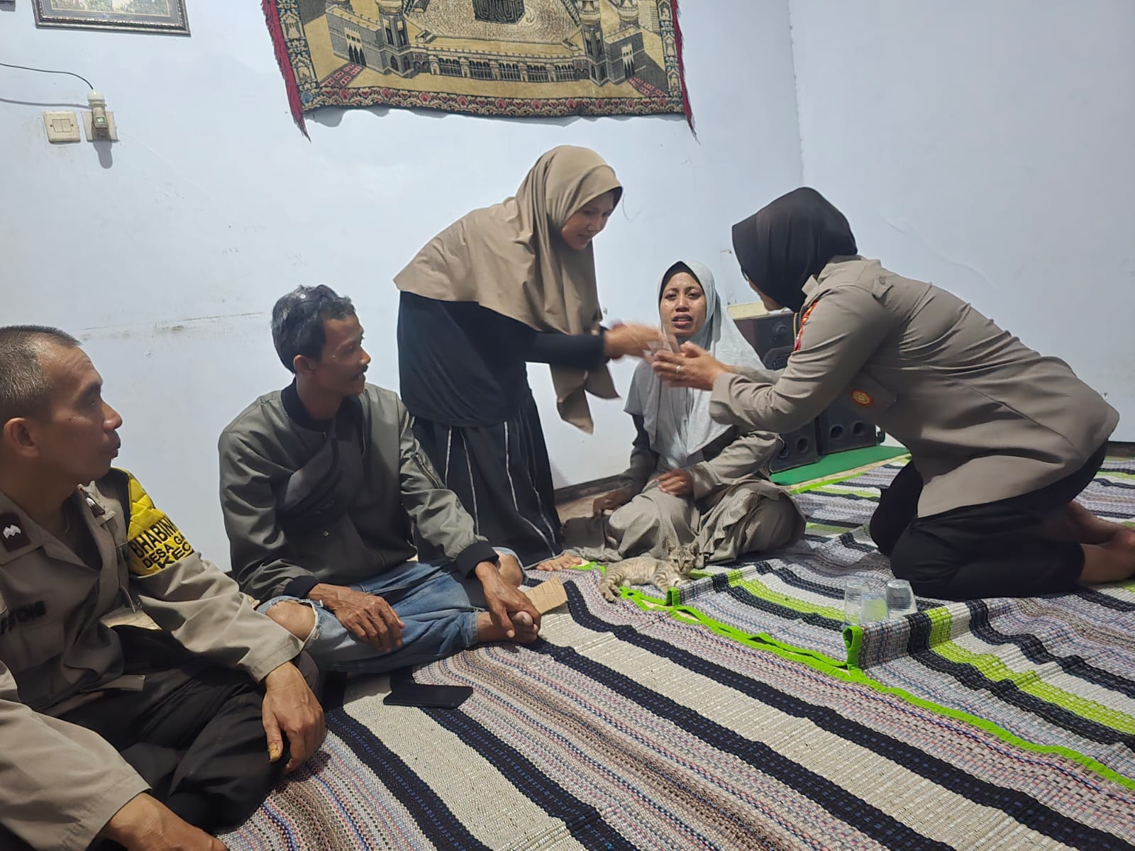 Kasat Binmas Polres Pasuruan Takziah ke Korban Tewas Kecelakaan KA Mutiara Timur di Gununggangsir