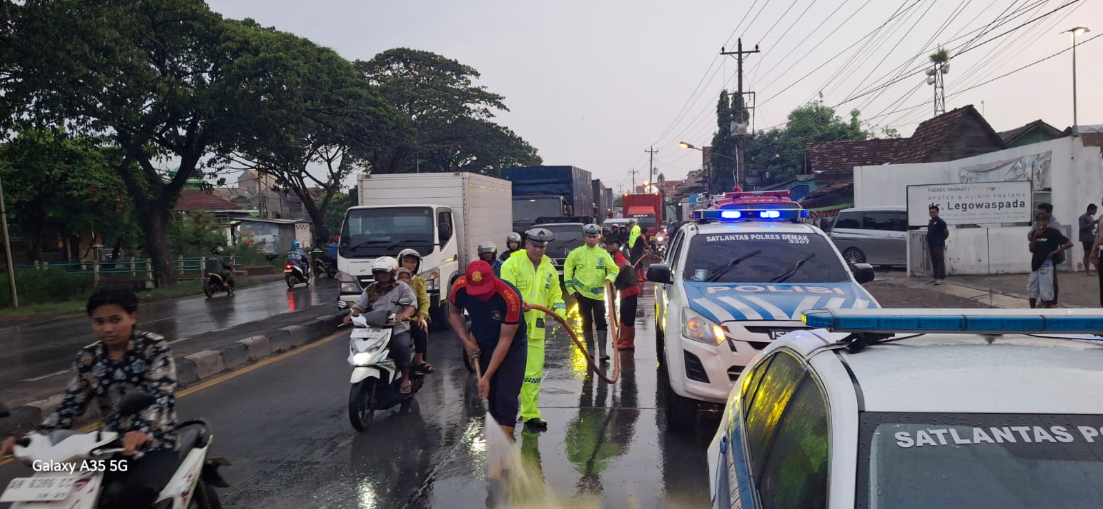 Proyek Pengerukan Sungai Menimbulkan Persoalan Keselamatn Lalu Lintas Matreal Lumpur Berserakan